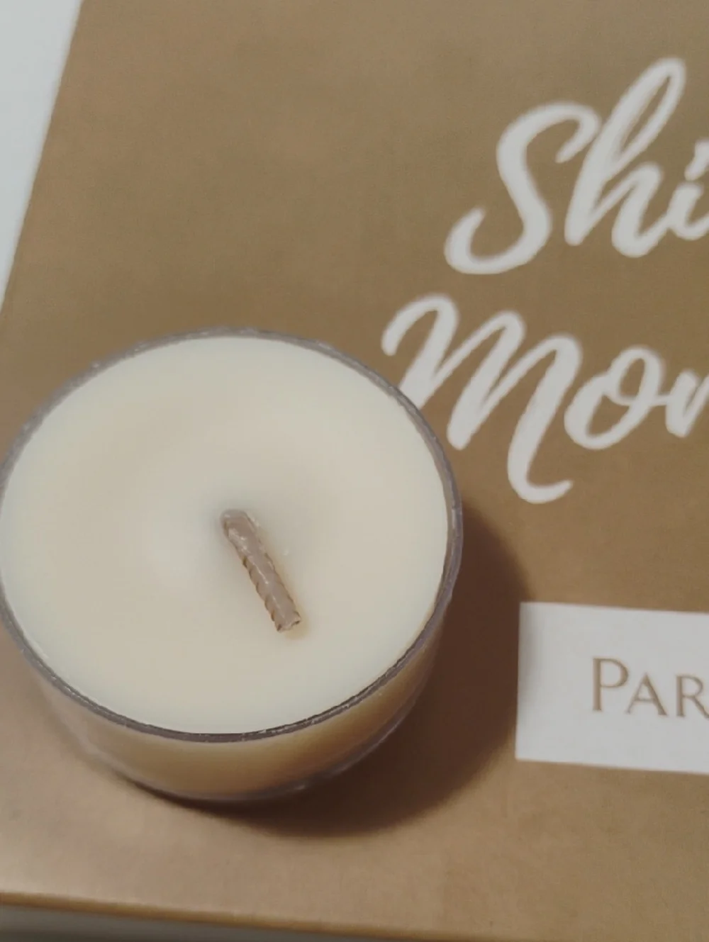 PartyLite Universal Tealight 12 Candles "Vanilla" Scented New In Box - Picture 2 of 3